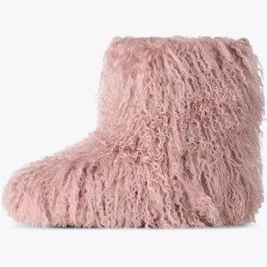 🌸💗🌸 UGG Classic Short Fluff Momma Pink sheepskin boots size 8 US